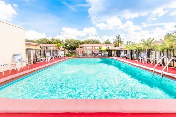 Econo Lodge Inn & Suites image 3